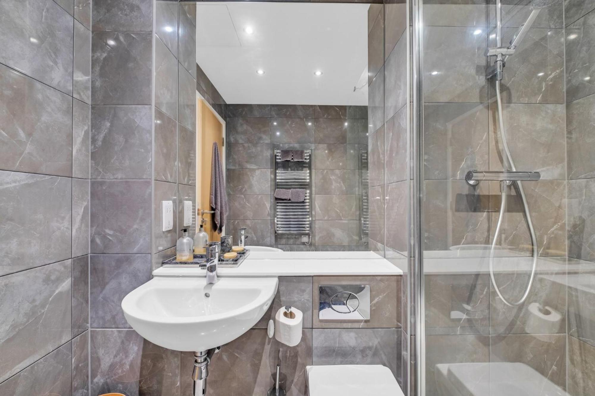 Luxurious & Glamorous Centrally Located 2 Bedroom 2 Bathroom Apartment - Central Birmingham - Secure Parking - Netflix Esterno foto